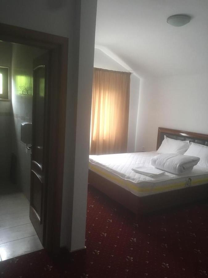 Hotel Ostrov Călimăneşti Exterior foto