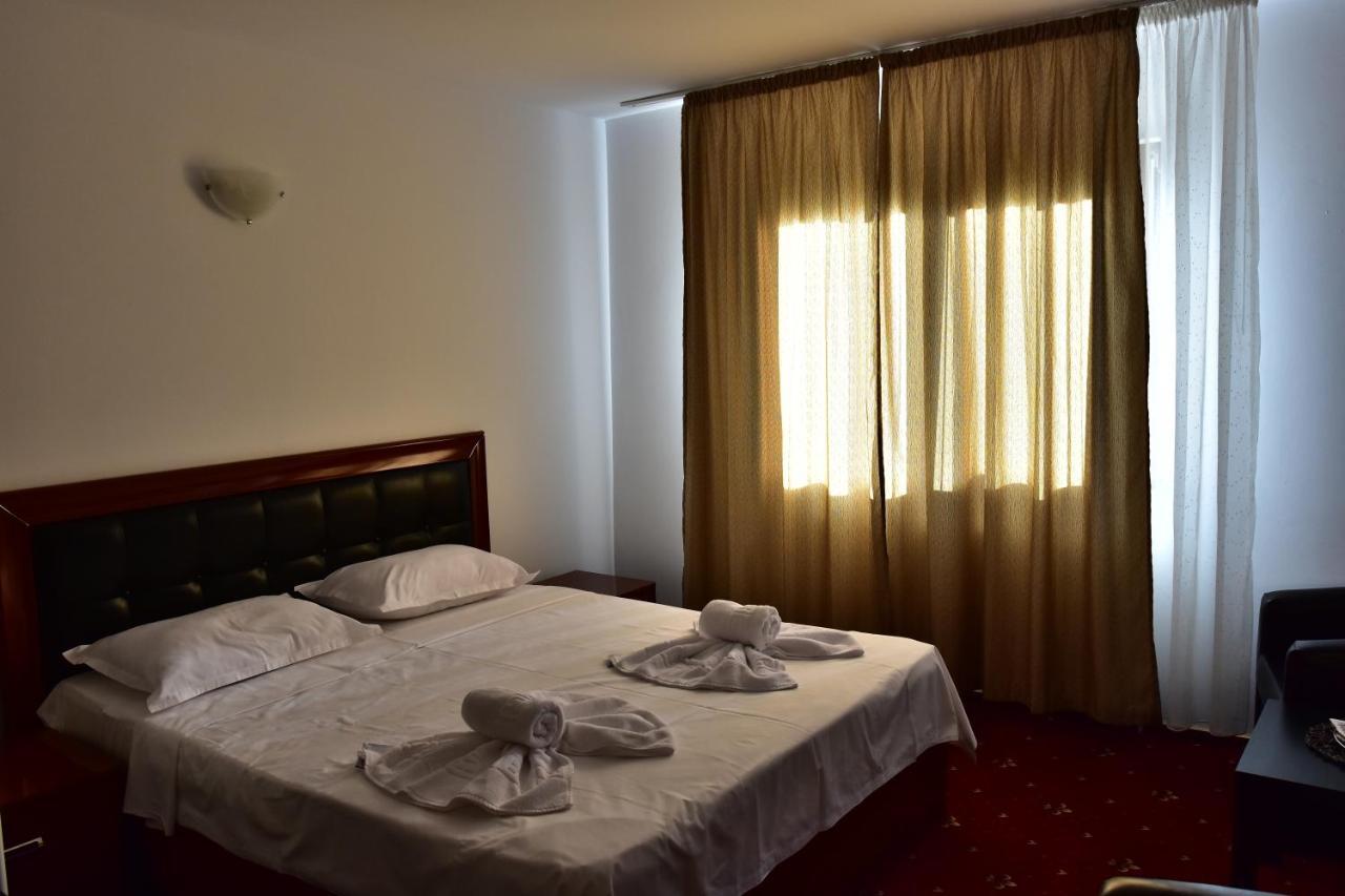 Hotel Ostrov Călimăneşti Exterior foto