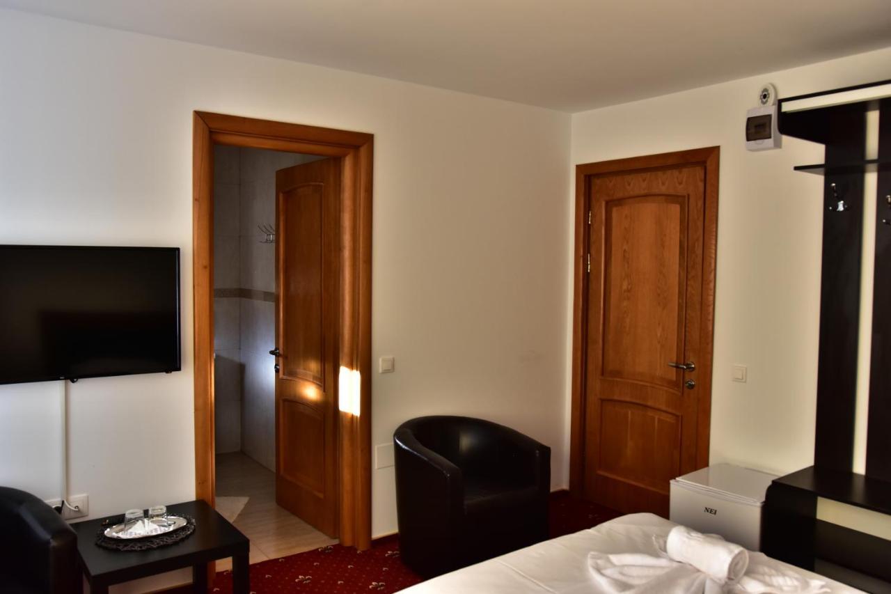 Hotel Ostrov Călimăneşti Exterior foto